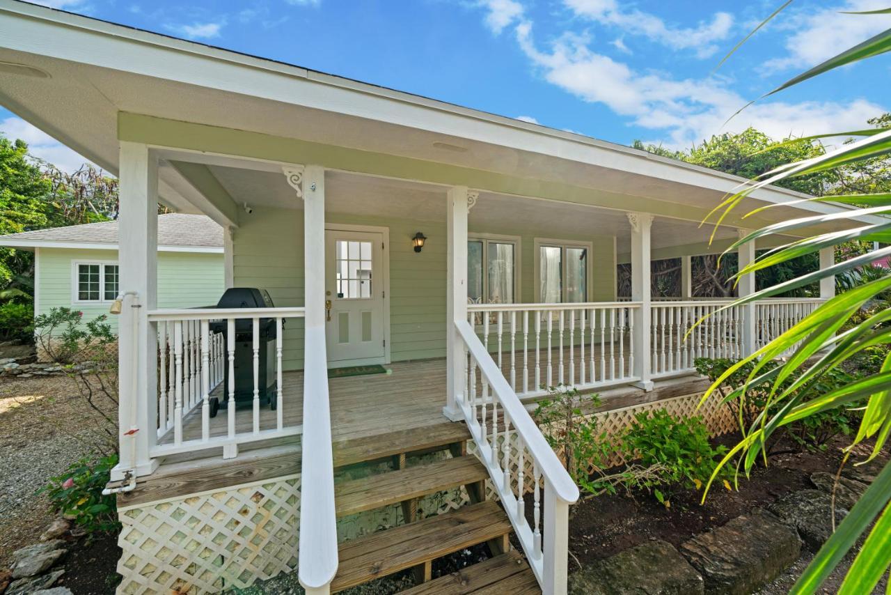 Peace And Play Villa Moss Town Exterior photo